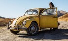 バンブルビーがVWビートルに、「トランスフォーマー」スピンオフの場面写真公開