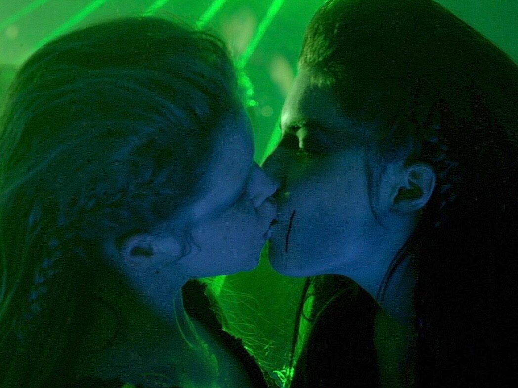 肉食人魚姉妹がキス クラブやスーパーで歌って踊る ゆれる人魚 新カット10点 動画あり 映画ナタリー