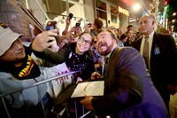 「ジュマンジ／ウェルカム・トゥ・ジャングル」LAプレミアにて、ファンと自撮りをするジャック・ブラック。