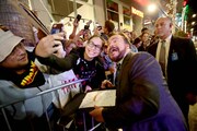「ジュマンジ/ウェルカム・トゥ・ジャングル」LAプレミアにて、ファンと自撮りをするジャック・ブラック。
