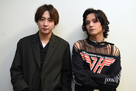 左から渡部秀、三浦涼介。