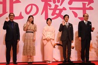 左から滝田洋二郎、篠原涼子、吉永小百合、堺雅人、岸部一徳。