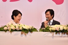 左から吉永小百合、堺雅人。