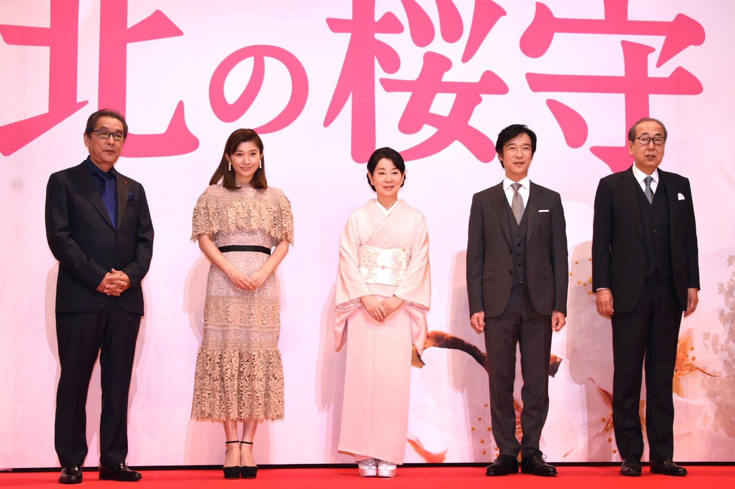 「北の桜守」完成披露会見の様子。左から滝田洋二郎、篠原涼子、吉永小百合、堺雅人、岸部一徳。