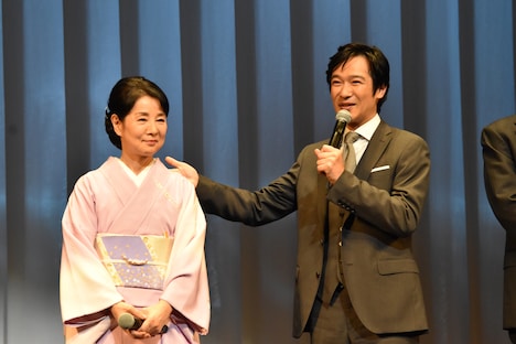 左から吉永小百合、堺雅人。