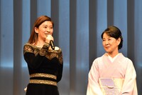 左から篠原涼子、吉永小百合。