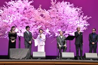 「北の桜守」完成披露試写会の様子。左から篠原涼子、堺雅人、吉永小百合、小椋佳、岸部一徳、滝田洋二郎。