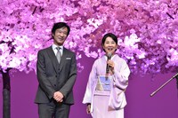 左から堺雅人、吉永小百合。