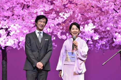 左から堺雅人、吉永小百合。