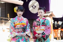 左から桜井日奈子、山本舞香。