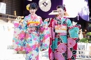 左から桜井日奈子、山本舞香。