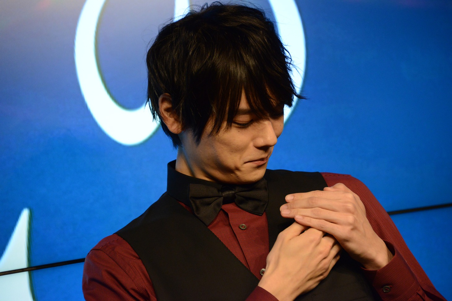 自身が選んだトランプを確認する古川雄輝。