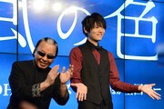 マジックを披露した古川雄輝（右）と拍手を送るMr.マリック（左）。