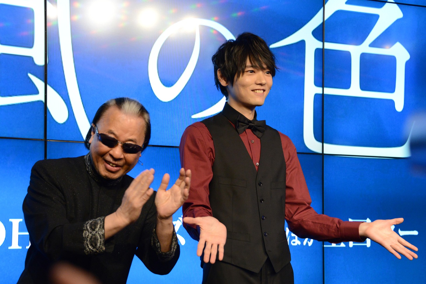 マジックを披露した古川雄輝（右）と拍手を送るMr.マリック（左）。