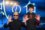 「風の色」イベントの様子。左からハンドパワーのポーズを取るMr.マリック、古川雄輝。