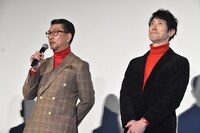 “真っ赤な嘘”にちなみ、赤をポイントにしたコーディネートを求められた結果、偶然赤のタートルネックがおそろいになってしまったという中井貴一（左）と佐々木蔵之介（右）。