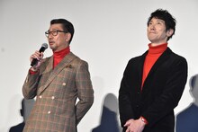 “真っ赤な嘘”にちなみ、赤をポイントにしたコーディネートを求められた結果、偶然赤のタートルネックがおそろいになってしまったという中井貴一（左）と佐々木蔵之介（右）。