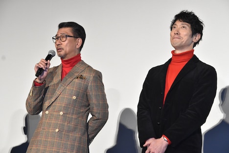 “真っ赤な嘘”にちなみ、赤をポイントにしたコーディネートを求められた結果、偶然赤のタートルネックがおそろいになってしまったという中井貴一（左）と佐々木蔵之介（右）。