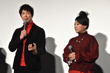 左から佐々木蔵之介、友近。