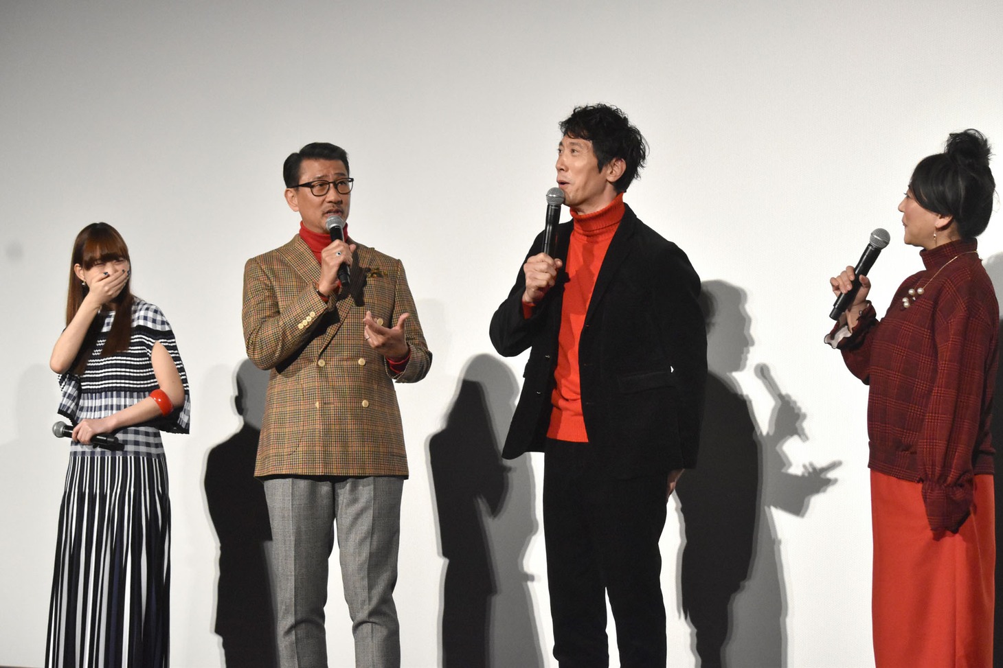 司会から「“嘘”で今年の抱負を言ってください」と言われ、困惑するキャストたち。