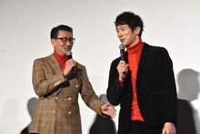 “嘘”の抱負に頭を抱える佐々木蔵之介（右）と、「“出産”ベースで考えなくていいから！」とフォローする中井貴一（左）。