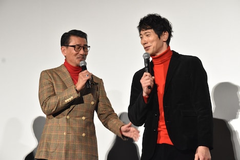 “嘘”の抱負に頭を抱える佐々木蔵之介（右）と、「“出産”ベースで考えなくていいから！」とフォローする中井貴一（左）。