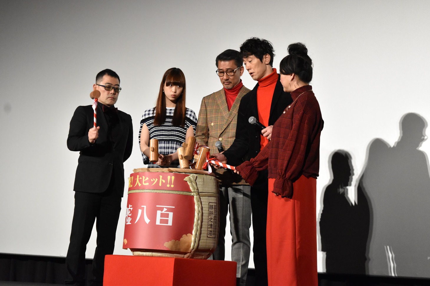 実家が酒造であることから、鏡開きについて小声で説明する佐々木蔵之介（右から2番目）。