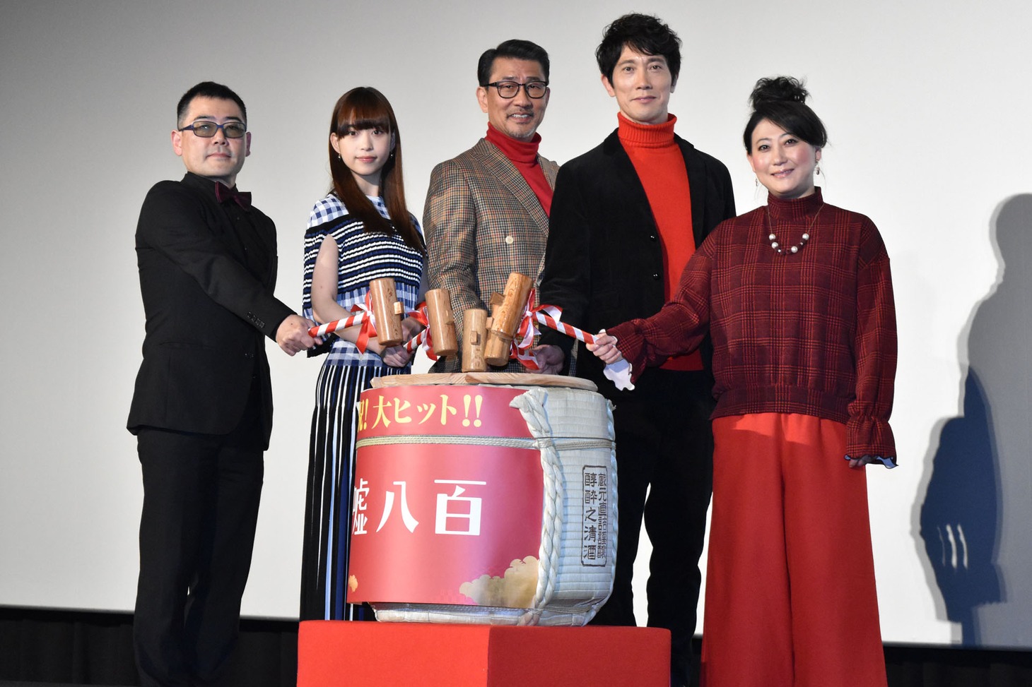 「嘘八百」公開記念舞台挨拶の様子。