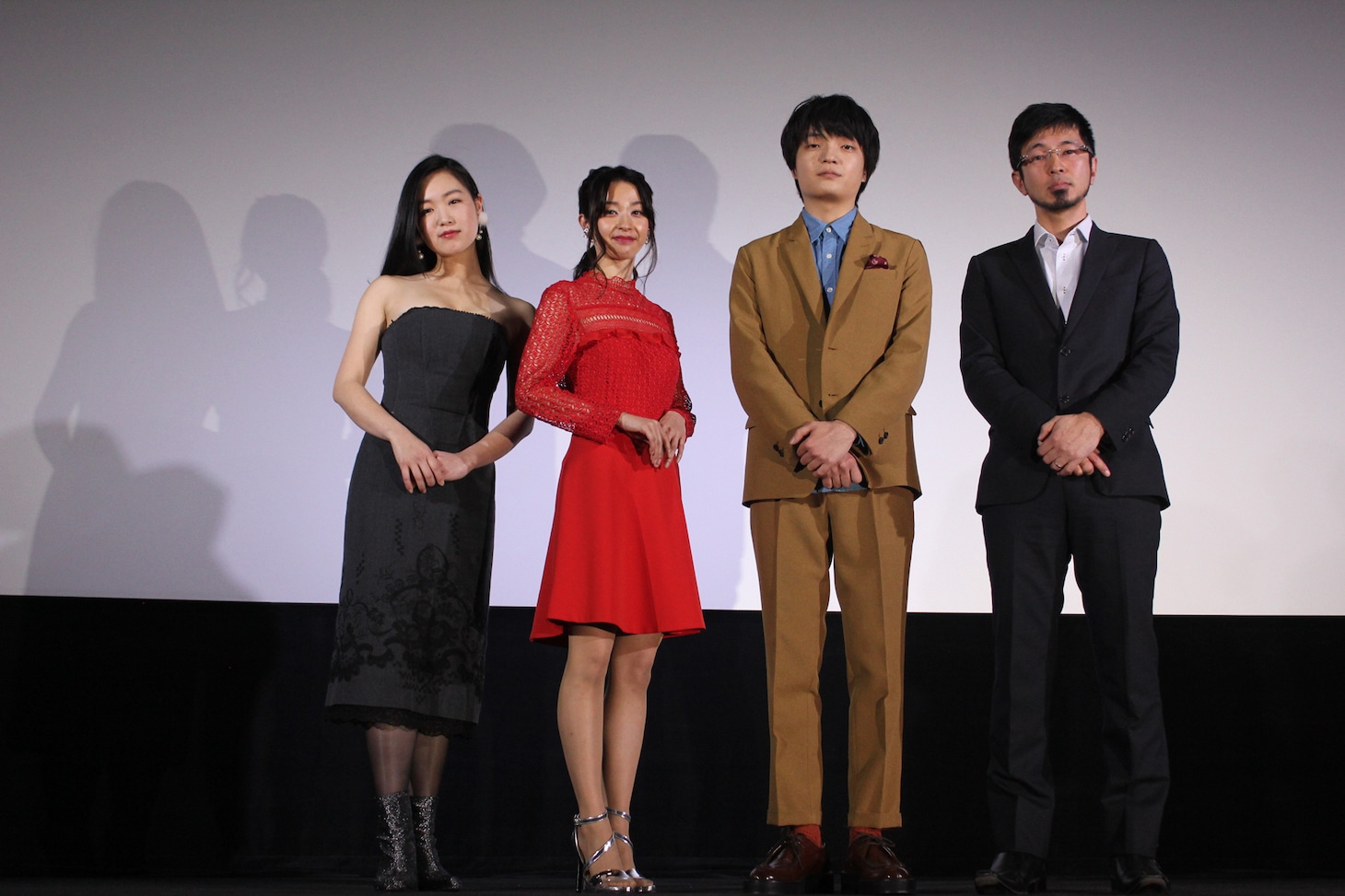 「愛の病」初日舞台挨拶の様子。左から佐々木心音、瀬戸さおり、岡山天音、吉田浩太。
