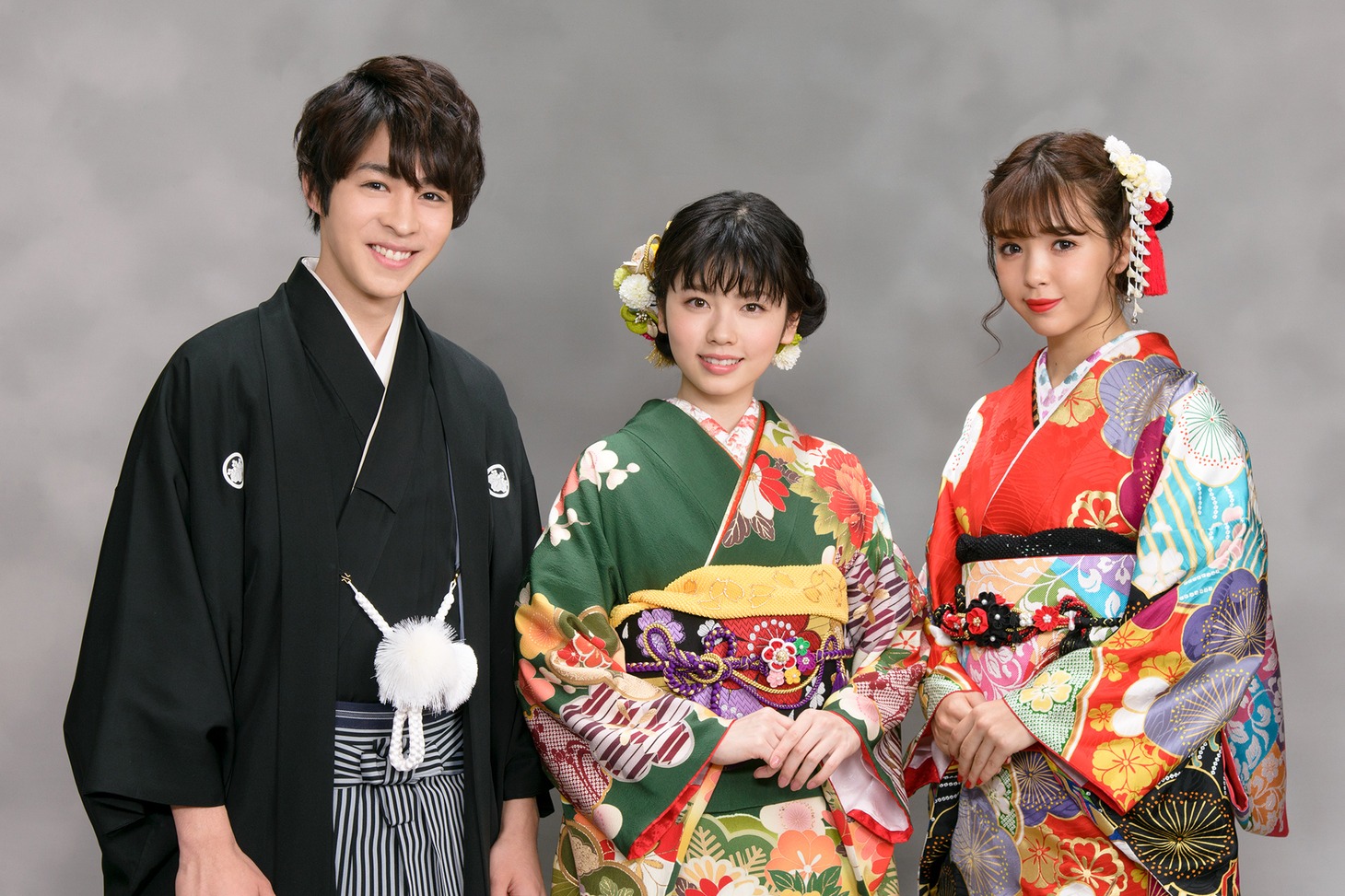 左から西銘駿、小芝風花、藤田ニコル。