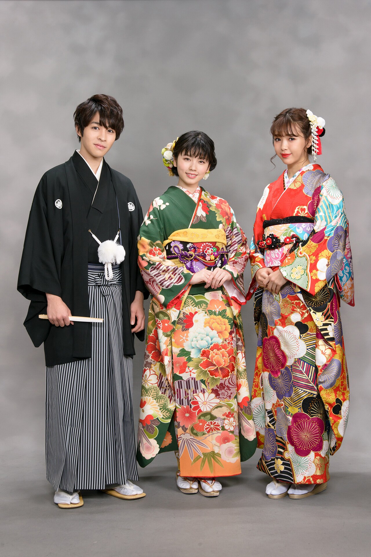 左から西銘駿、小芝風花、藤田ニコル。