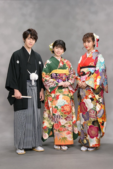 左から西銘駿、小芝風花、藤田ニコル。