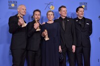 第75回ゴールデングローブ賞授賞式にて、マーティン・マクドナー（左端）、サム・ロックウェル（左から2番目）、フランシス・マクドーマンド（中央）。（写真提供：Sthanlee Mirador / Sipa USA / Newscom / ゼータ イメージ）