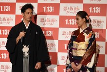 左から玉木宏、新木優子。