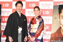 左から玉木宏、新木優子。
