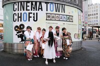 新成人に囲まれた貞子（中央）。