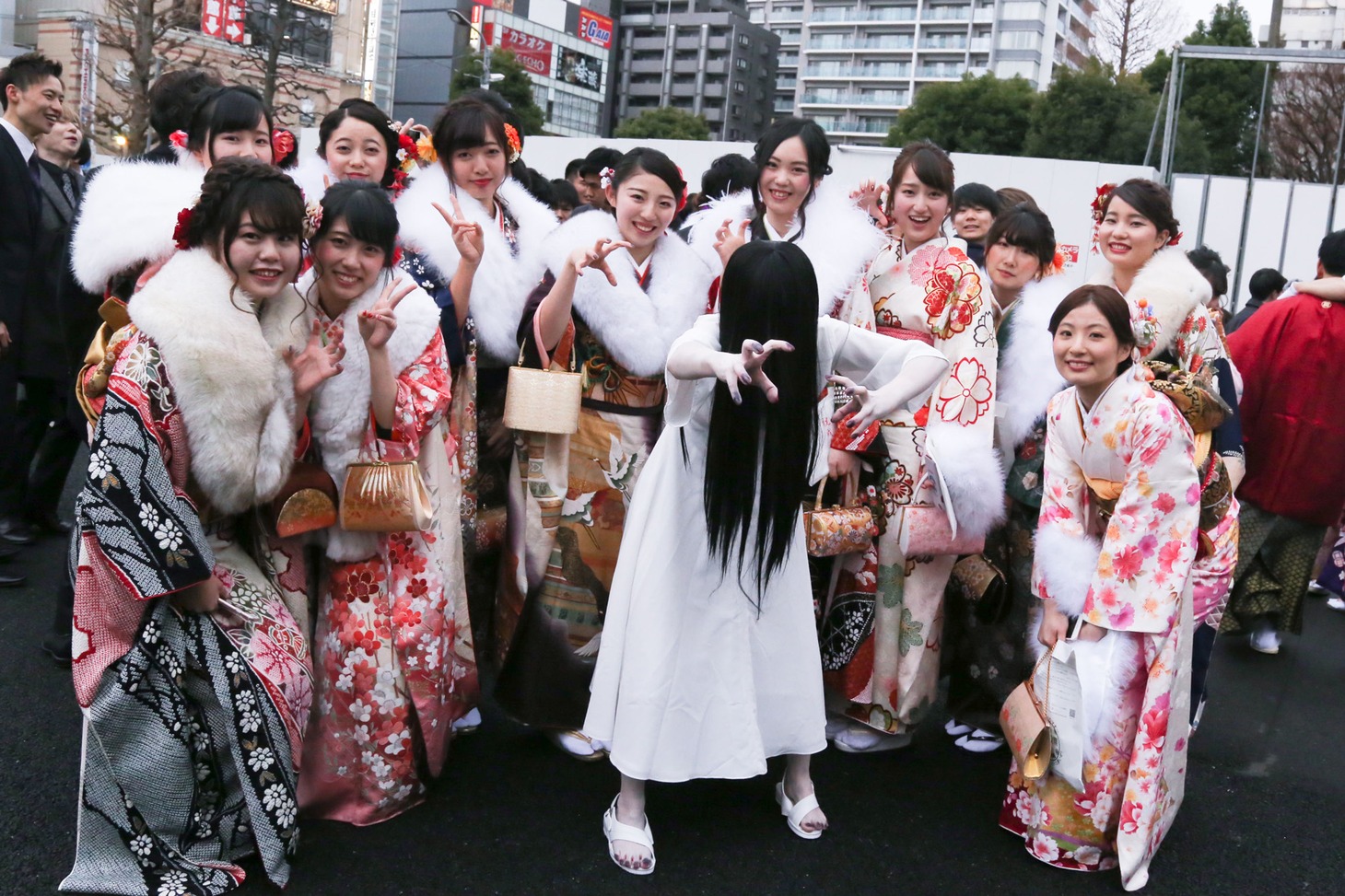 新成人に囲まれた貞子（中央）。