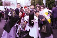 新成人に囲まれた貞子（中央）。