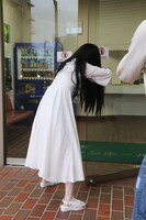 会場のドアを開ける貞子。