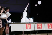 元気よくハガキをまき散らす貞子。