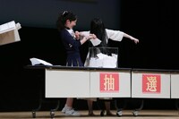 抽選会に参加する貞子。