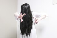 威嚇する貞子。