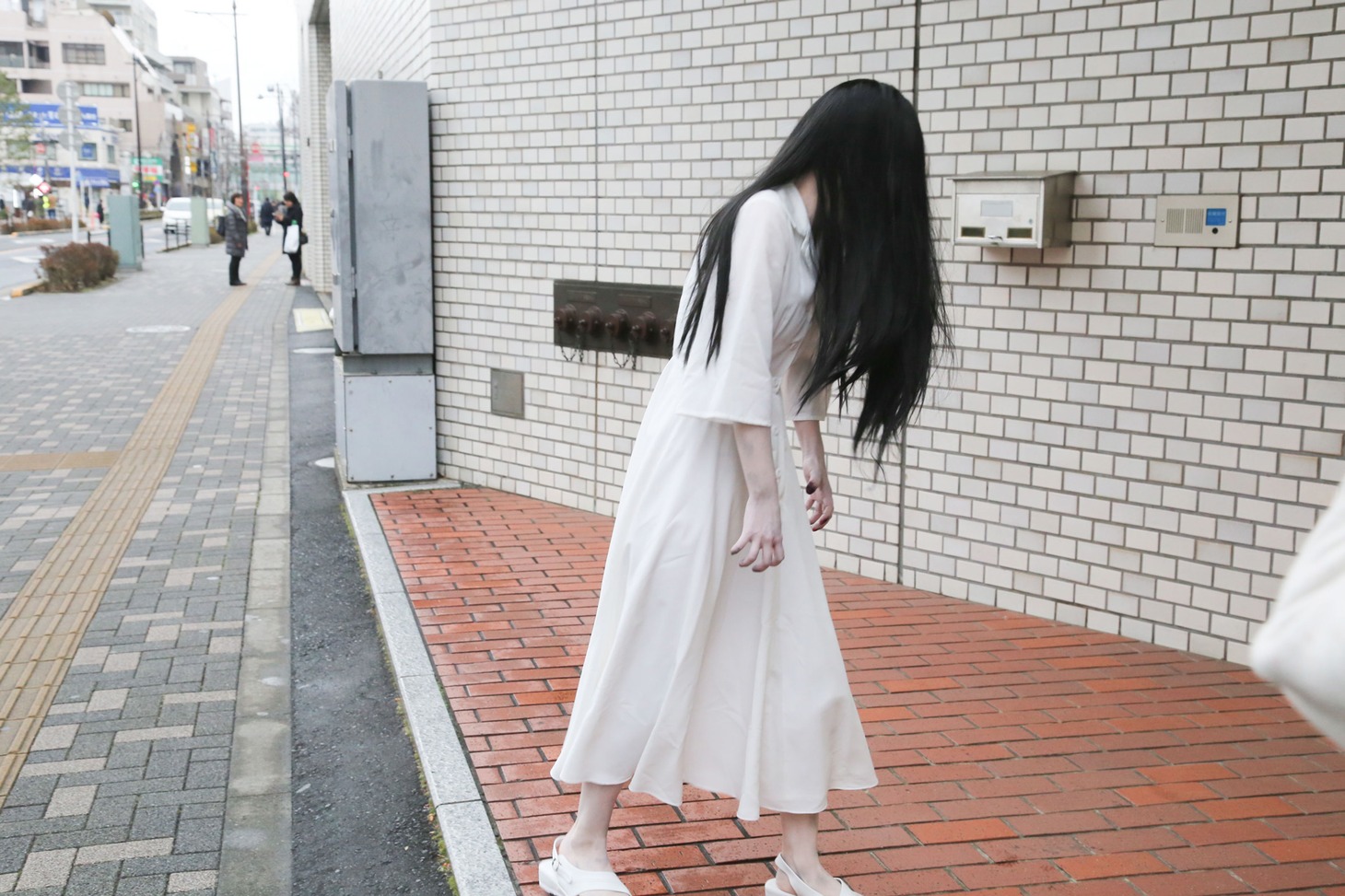 会場に近付く貞子。