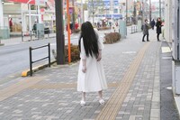 通行人の注目を集める貞子。