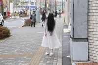 街中に佇む貞子。