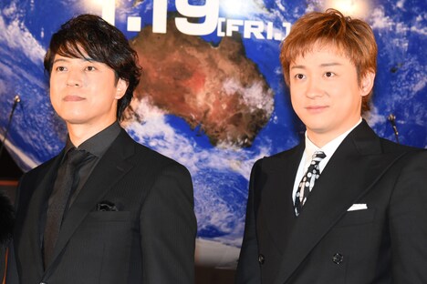 左から上川隆也、山本耕史。