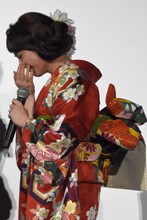 涙をこぼす平祐奈。