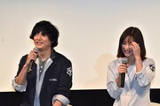 左から井浦新、石原さとみ。
