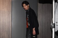 入場する岡田将生。