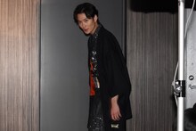 入場する岡田将生。